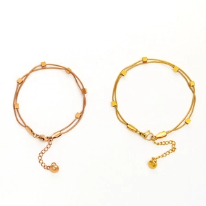 Detailansicht zweilagiger Schlangenarmbänder mit Würfeln und verstellbarem Karabinerverschluss