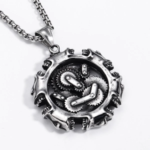 Pendentif steampunk avec engrenages et crâne industriel sur collier en argent antique