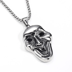 Pendentif masque de joker en acier titane pour homme avec chaîne box et finition vintage