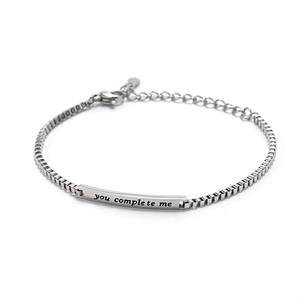 Minimalistisches Edelstahl Box-Armband mit Gravur you complete me auf Metallstab