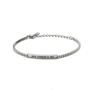 Detailansicht des silbernen Armbands mit Box-Kette und graviertem you complete me Text