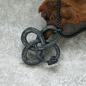 Macro del ciondolo a nodo di serpente in acciaio inossidabile nero con squame incise