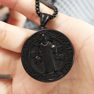 Collar colgante medalla San Benito en acero inoxidable negro mate de estilo vintage para hombre