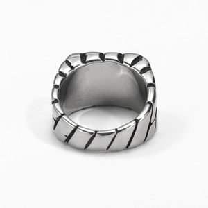 Detailansicht eines Vintage-Titanstahlrings mit industriell geprägter Oberfläche