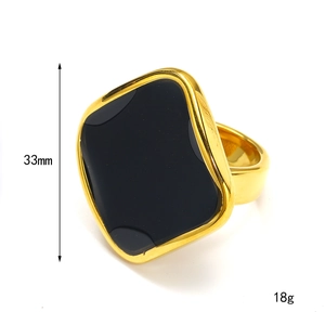 Anello quadrato moderno dorato con inserto nero, altezza 33 mm e peso 18 g per donna
