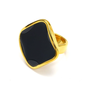 Dettaglio dell'inserto nero quadrato sull'anello geometrico placcato in oro