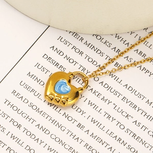 Collier minimaliste en or 18k avec pendentif cœur émaillé bleu sur chaîne en O