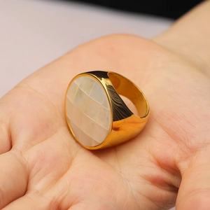 Anello moderno in oro con grande inserto circolare in madreperla e motivo a scacchi