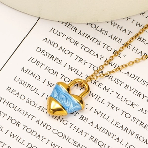 Détail du collier cadenas cœur plaqué or 18 carats avec incrustation d'émail marbré bleu ciel