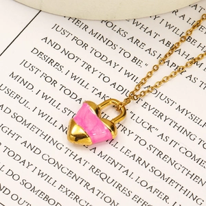 Collier minimaliste en titane plaqué or 18 carats avec pendentif cœur rose sur carte cadeau