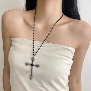 Collier croix argentée vintage gothique avec perles noires sur un mannequin