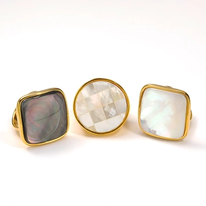 Tre eleganti anelli francesi placcati oro in madreperla con intarsio in stile minimal
