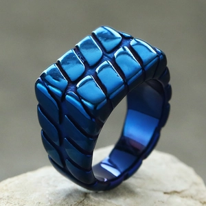 Detailaufnahme eines blauen Herrenrings aus Titanstahl mit industrieller Textur