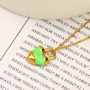 Gros plan du collier médaillon cœur avec émail marbré vert et blanc et finition or 18k
