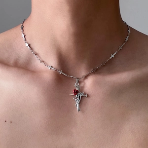 Gothische Silberhalskette mit Kreuz, roter Rose und Metalldornen am Hals getragen