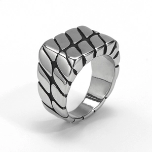 Punk-Ring aus Titanstahl für Herren mit silberner rechteckiger Gliedertextur im Industrie-Stil