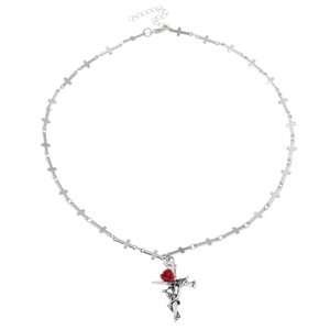 Gothic Kreuzkette mit Dornen und rotem Rosenanhänger an einer silbernen Gliederkette