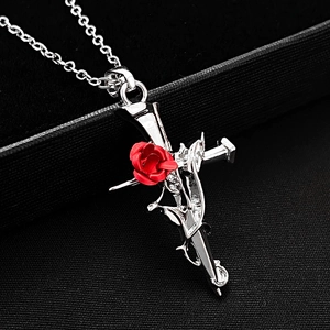 Makro-Detailansicht der Gothic-Kreuz-Halskette mit roter Rose und Dornenrebe