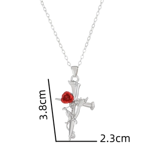 Detailansicht der Abmessungen eines silbernen Kreuzanhängers mit roter Rose und Reben