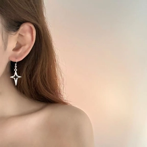 Minimalistische silberne Stern-Ohrhänger an einem Frauenmodel für den Alltag