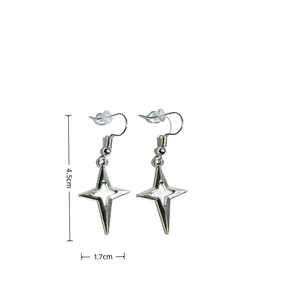 Detaillierte Maße der silbernen Stern-Ohrhänger mit 4,5 cm Länge und 1,7 cm Breite