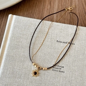 Collana girasole dorata con pietra occhio di tigre e catene doppie in stile retrò