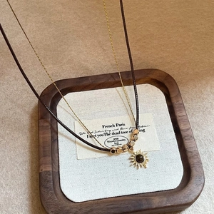 Collana a doppio strato bohémien con ciondolo sole dorato e pietra occhio di tigre