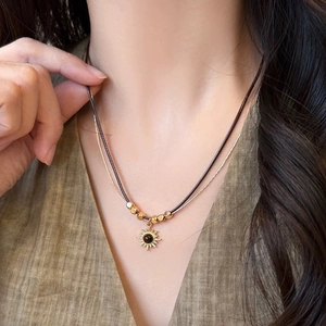 Collana a doppio strato con girasole dorato e occhio di tigre con ciondolo minimalista