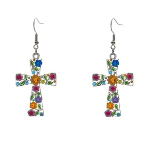 Pendientes de cruz con flores coloridas y brillantes cristales sobre fondo blanco puro
