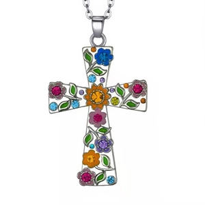 Detalle del colgante de cruz con flores de esmalte de colores y cristales brillantes