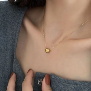 Minimalistische goldene Herz-Halskette für Damen mit poliertem 3D-Herz-Anhänger