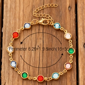 Detalle de gemas redondas coloridas en una pulsera dorada con medidas de tamaño
