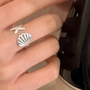 Anello regolabile in argento con stella marina e conchiglia dal design minimalista