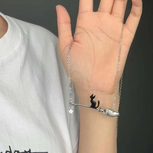 Collana vintage francese con gatto su scopa d'argento e ciondolo a stella per Halloween