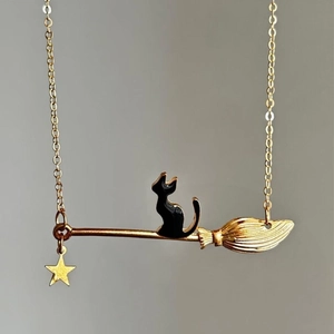 Collana vintage francese con gatto nero su scopa dorata e ciondolo a stella