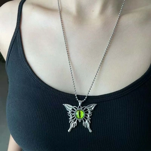 Collar de mariposa gótica con colgante ojo del diablo verde en cadena de bolas