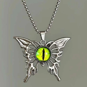 Collar de mariposa gótica de acero inoxidable plateado con ojo del diablo verde
