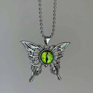 Colgante de mariposa gótica plateada con detalle de piedra verde de ojo de demonio