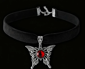 Detalle de gargantilla gótica con cinta de terciopelo negro y colgante de mariposa plata