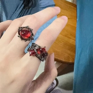 Set de anillos punk retro con piedras rojas ovales y rectangulares en bandas negras
