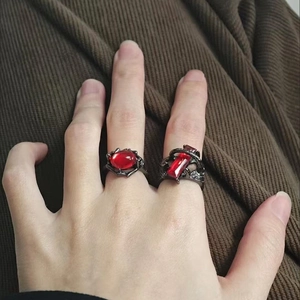 Anillos góticos de espinas con gemas rojas y acabado en metal negro para hombre y mujer