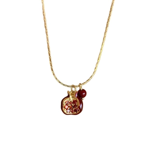 Collana con ciondolo melograno vintage con cristalli rossi e catena dorata per donna