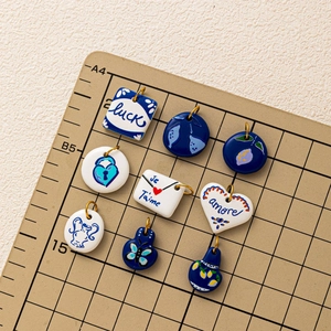 Set di ciondoli in ceramica blu e bianca a forma di limone e cuore con finitura 18K