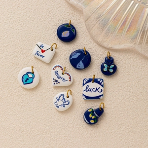 Ciondoli in ceramica dipinti a mano in blu e bianco con limoni e cuori in oro 18 carati