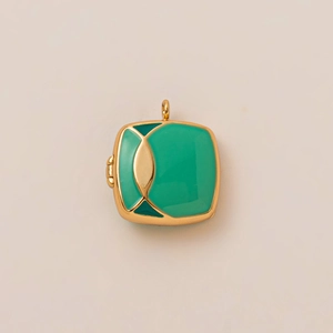 Detail van vintage vierkante hanger met 18K goudlaag en groen emaille maan-inleg