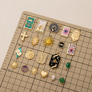 Set de dijes de tarot sol luna corazón y perlas chapados en oro 18K en tabla