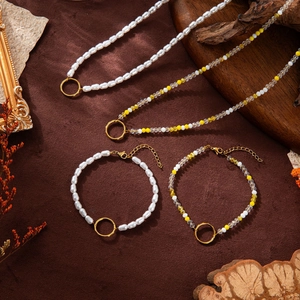 Parure collier et bracelet en perles et cristal avec anneaux dorés et fermoir homard