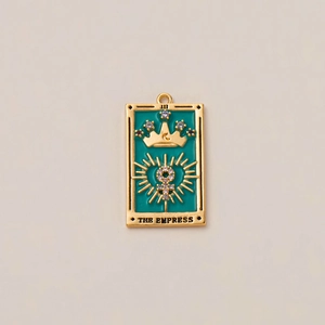 Colgante de tarot La Emperatriz III en cobre bañado en oro de 18k con esmalte verde