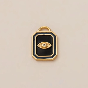 Vista macro del colgante de tarot de ojo turco dorado con esmalte negro y circón