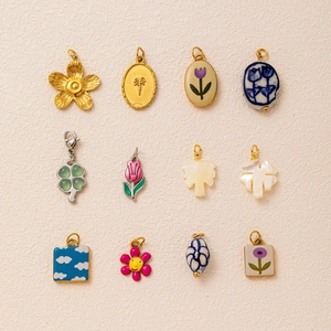 Assortimento di ciondoli a fiori e nuvole per creazione di gioielli DIY in vari stili